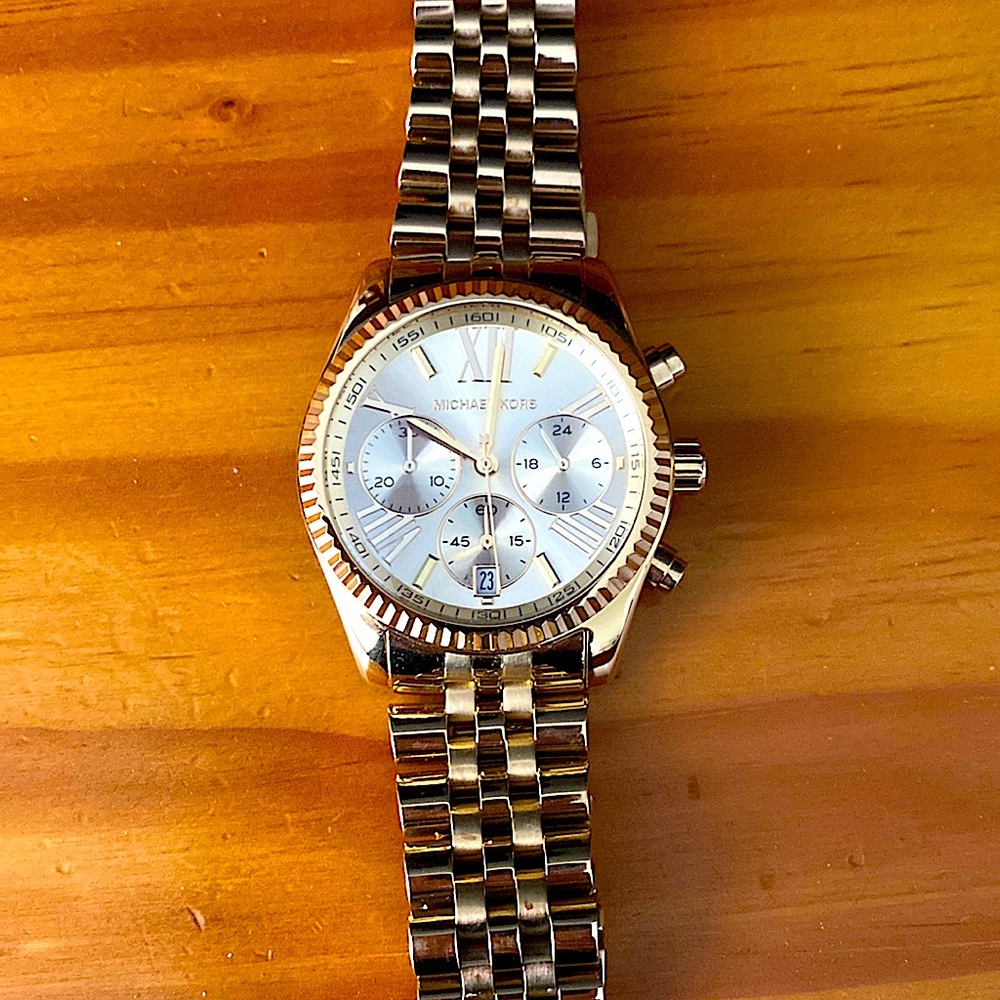 Michael Kors gold tone worn 2 times . No scrt or discolor Just needs a new batt